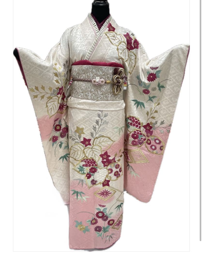 【振袖 】白ピンク 花柄刺繍　アンティーク着物(振袖単品にて出品) 振袖 】白ピンク 花柄刺繍 アンティーク着物(振袖単品にて出品) 振袖