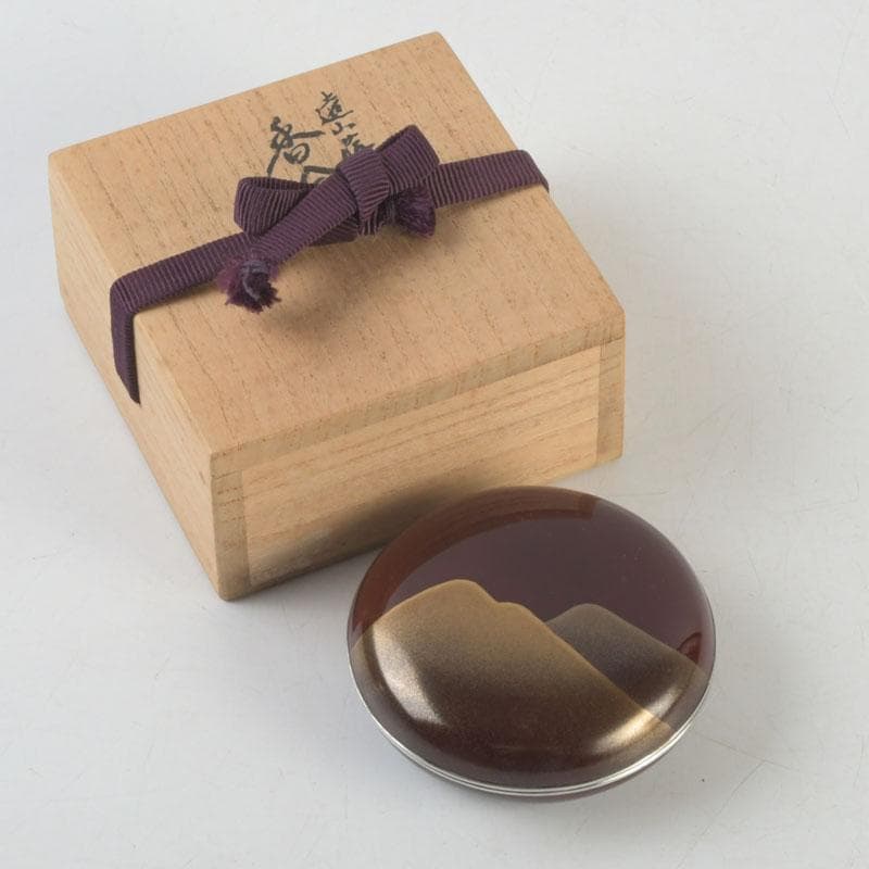 茶道具　山中塗師　新谷清　漆峰作　遠山蒔絵　錫縁　香合　共箱　V　9253 茶道具 山中塗師 新谷清 漆峰作 遠山蒔絵 錫縁 香合 共箱 V