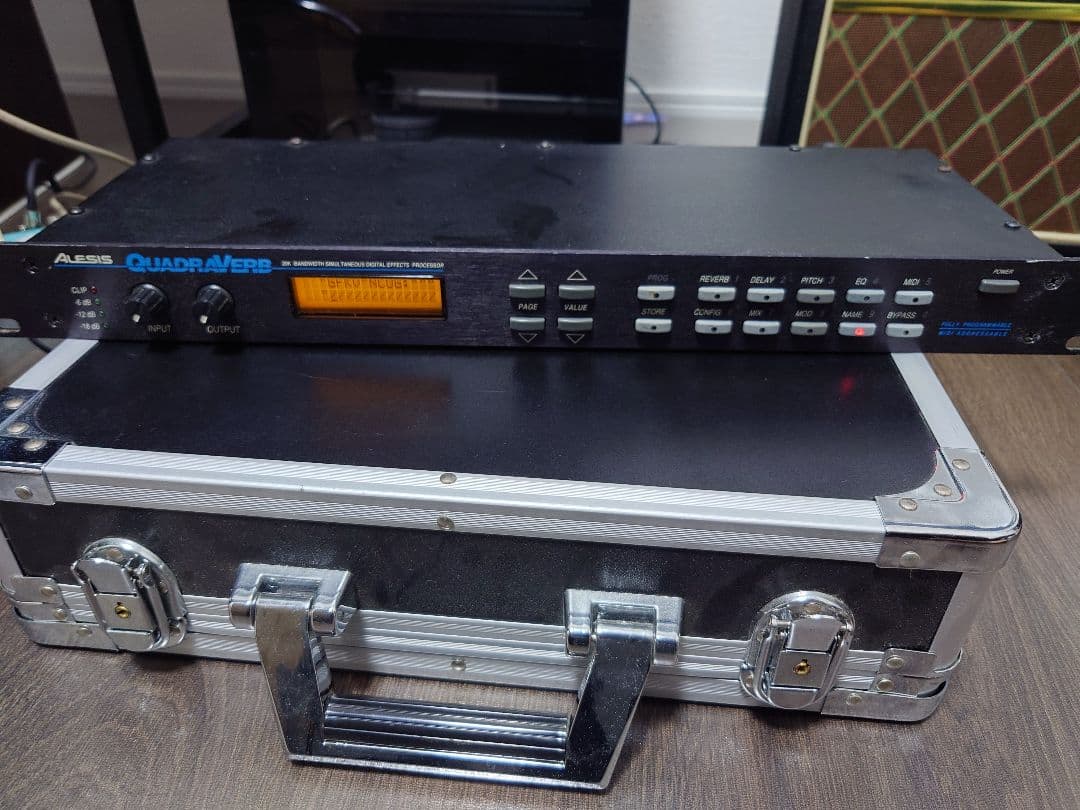 Alesis QuadraVerb 下のケースは付きません。 Alesis QuadraVerb 下のケースは付きません。 Alesis QuadraVerb 下の